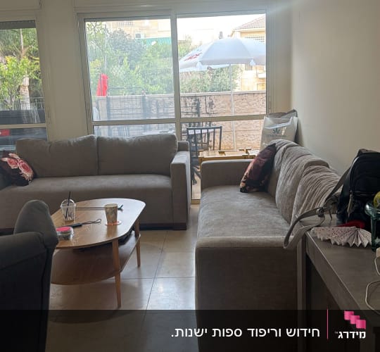 ספות סלון מרופדות בבד בגוון אפור-בז